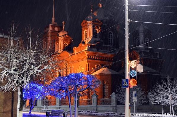 Въезд на площадь Воли в Бутурлиновке. Фото ночью