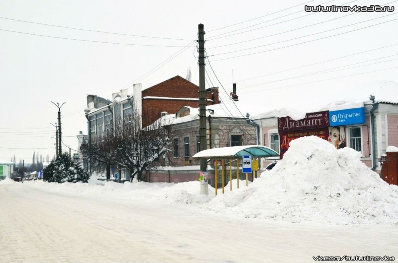 Бывшее здание налоговой и остановка ул. Ленина