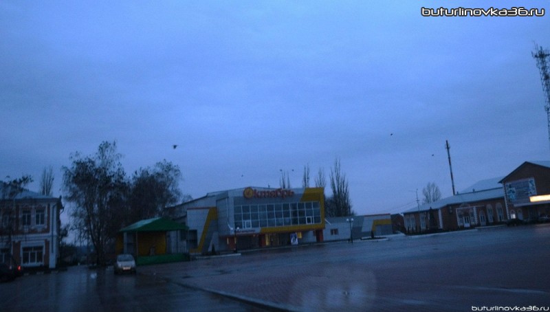 Площадь Воли в осенних сумерках