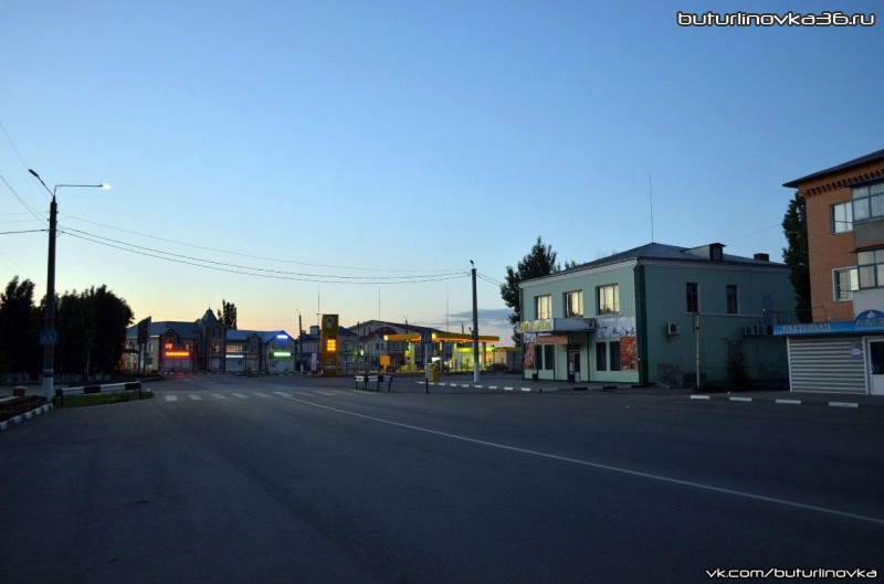 Магазин "Маяк" ранним утром