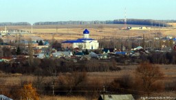 Вид издалека на Крестовоздвиженский храм