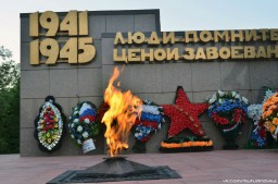 Вечный огонь на мемориале Славы