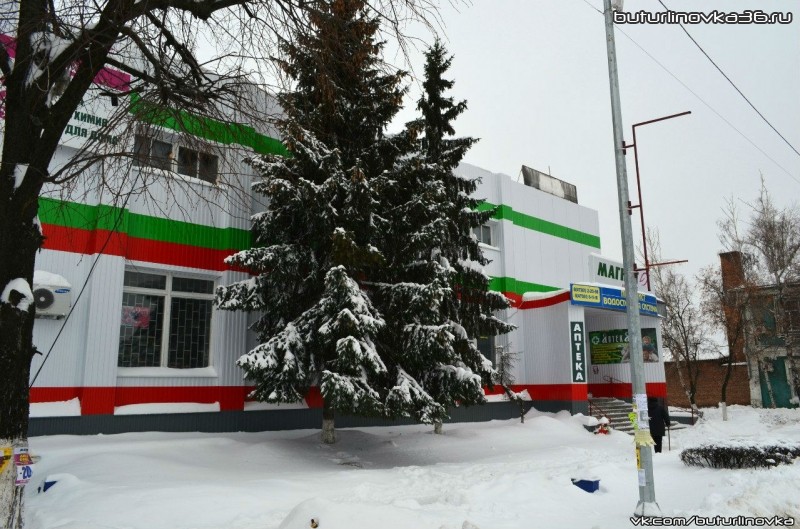 Здание универмага зимой