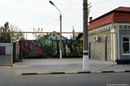 Облагороженная площадка близ магазина "Книги"