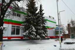 Здание универмага зимой