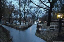 Осенний парк за мемориалом Славы