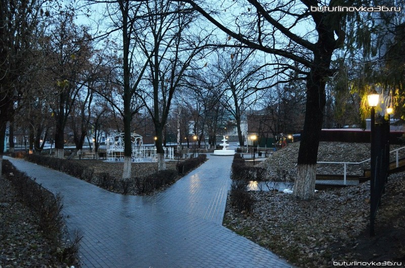 Осенний парк за мемориалом Славы